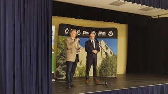 Widok na scenę w CKZiU Racibórz, na zdjęciu Profesor Szpytko i dyrektor Szkoły