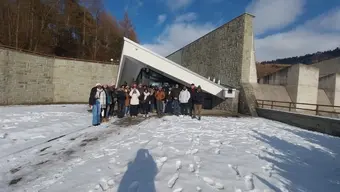 Zdjęcie grupowe przy zaporze wodnej